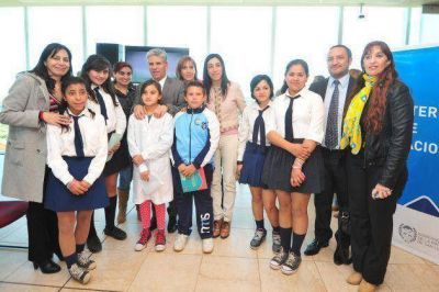 El gobernador promulg� la Ley del Plan Provincial de Lectura �Le�n Benar�s�