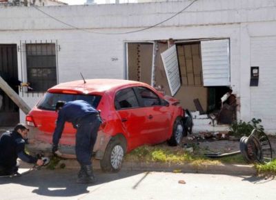 Villa Mercedes: un auto choc� contra una camioneta y se incrust� en un departamento