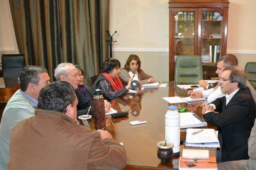 Sigue el di�logo entre gobierno y gremios