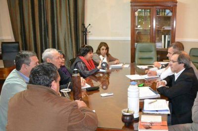 Sigue el di�logo entre gobierno y gremios