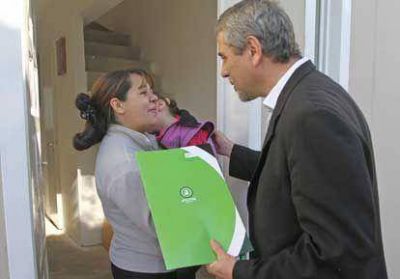 Ferraresi entreg� viviendas en Villa Azul