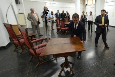 Cristina y Urribarri viajan a Paraguay para la restituci�n de los muebles de Solano L�pez