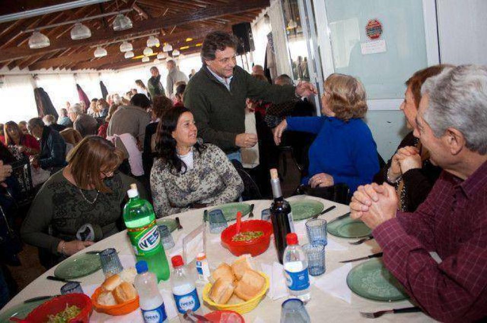El Intendente Gustavo Pulti visit� el centro de jubilados Punta Iglesia