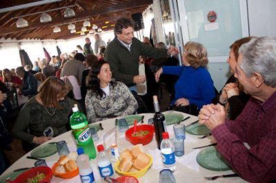 El Intendente Gustavo Pulti visit� el centro de jubilados Punta Iglesia