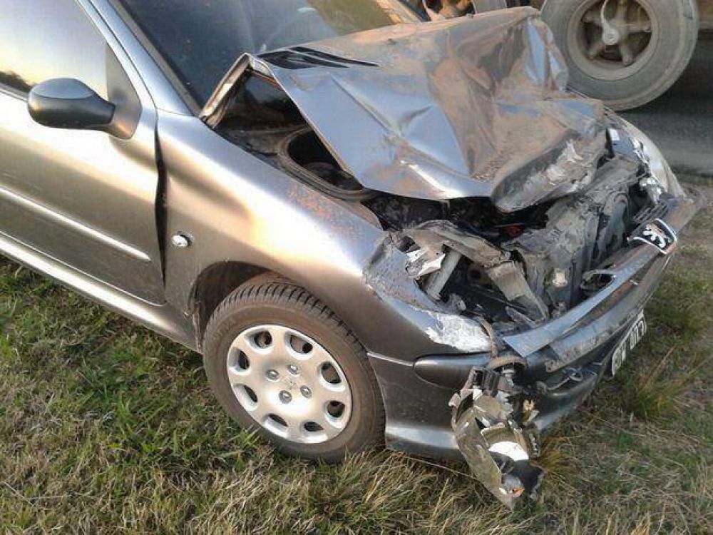 Triple choque en cadena entre dos autos y cami�n