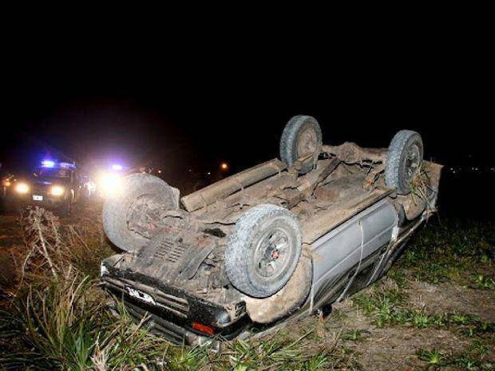 Una mujer y sus dos hijos se salvaron de milagro tras un vuelco