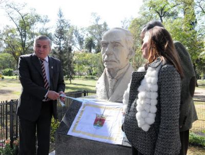 El Intendente Infante presidi� el acto de Restauraci�n del busto del Dr. Antenor �lvarez