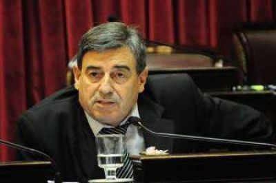 �MIENTRAS DAS NEVES APALEABA A DOCENTES, CONDONABA IMPUESTOS A LAS PETROLERAS�