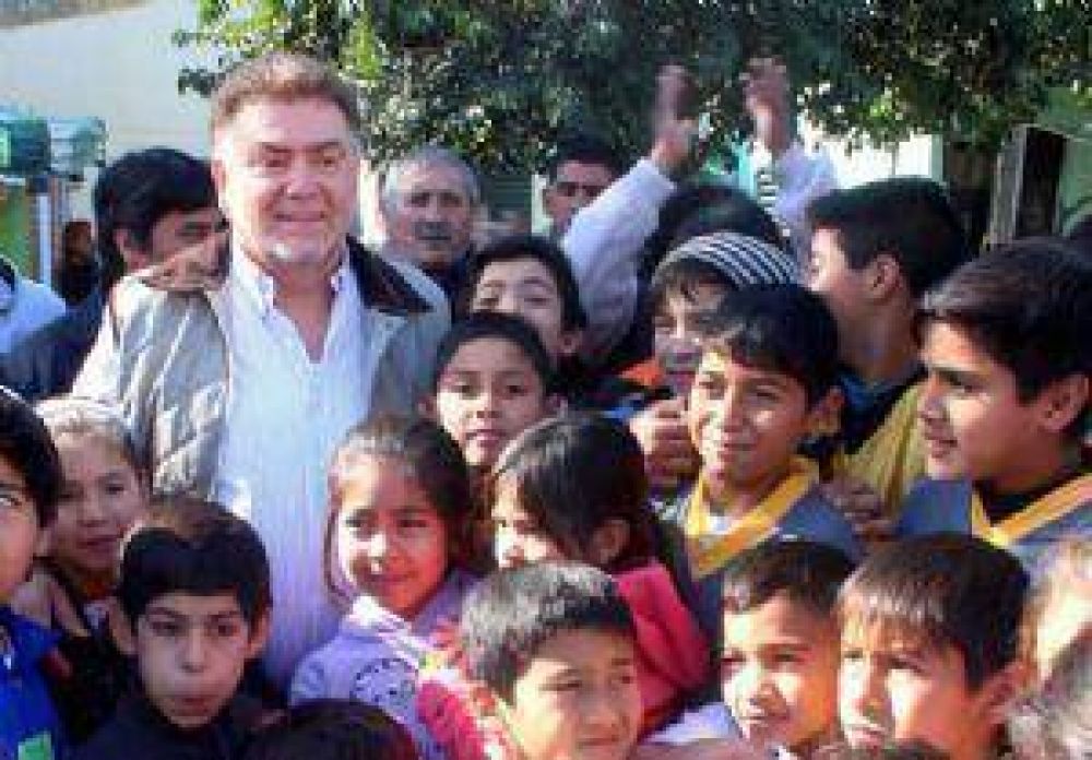 El intendente Amaya visit� viviendas y festej� el D�a del Ni�o