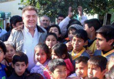 El intendente Amaya visit� viviendas y festej� el D�a del Ni�o