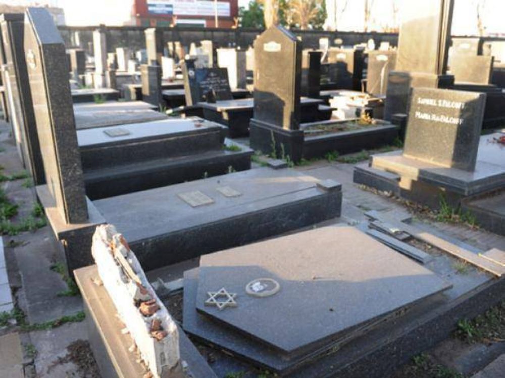 En los cementerios suman c�maras, muros y alambres para evitar robos