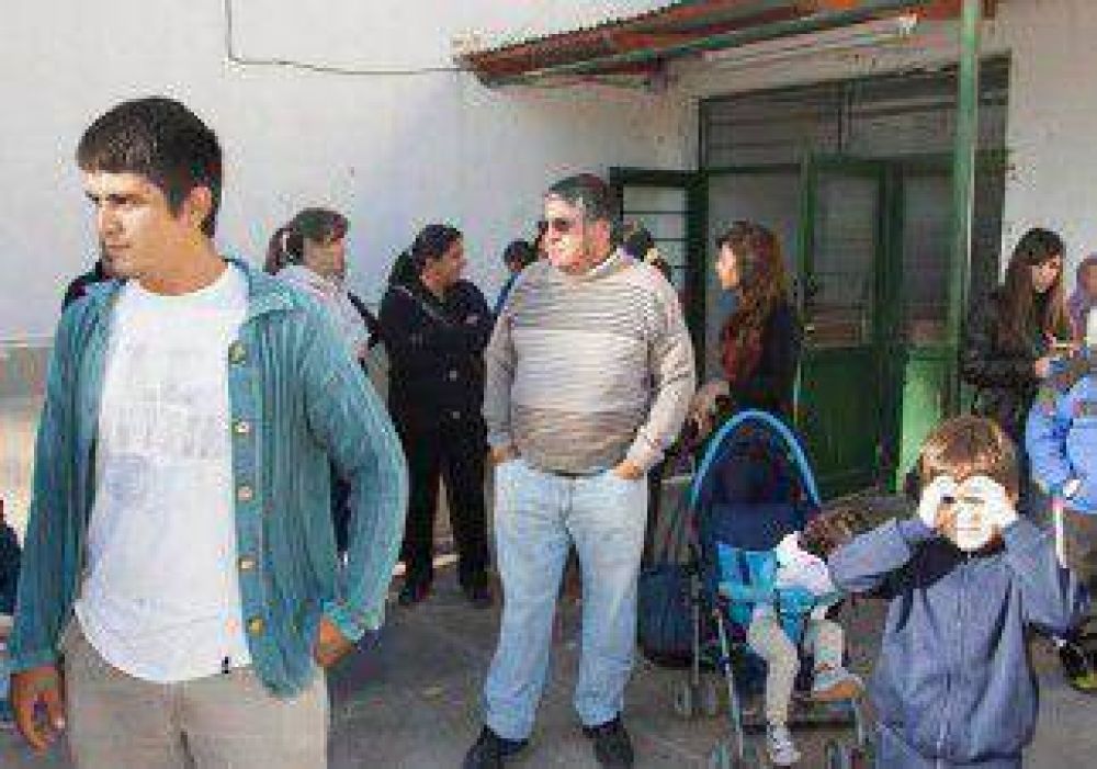 Padres tomaron una escuela por falta de porteros 