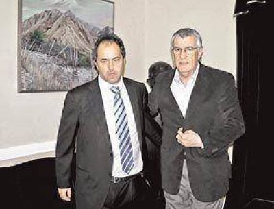 Arrinconado por los gobernadores, Scioli dejar�a la jefatura del PJ 