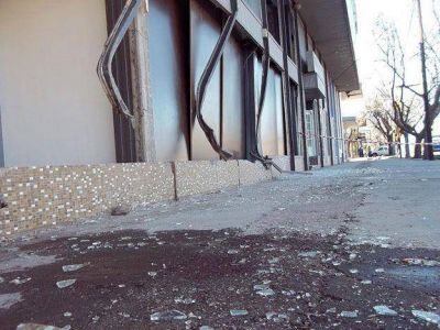 Perdieron el control y estrellaron su camioneta contra un comercio