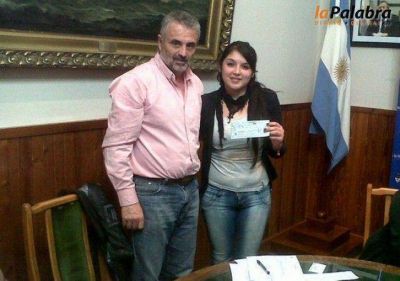 Curetti entreg� subsidio a la comparsa �La Gloriosa�