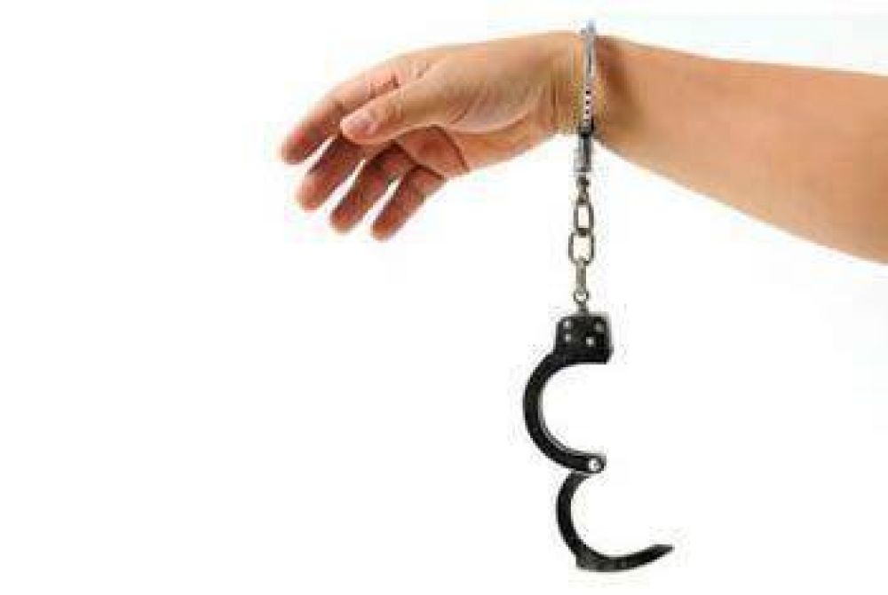 UNA FAMILIA CALETENSE DENUNCI� A POLIC�AS