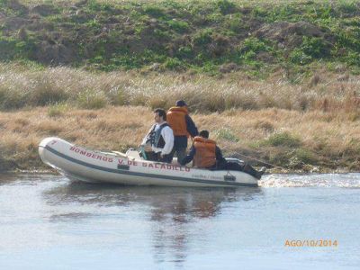 Buzos buscan al hombre que se podr�a haber ca�do en el Canal 16