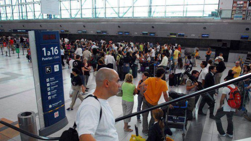 Una protesta de pilotos complica los vuelos de Aerol�neas y Austral