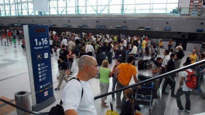 Una protesta de pilotos complica los vuelos de Aerol�neas y Austral