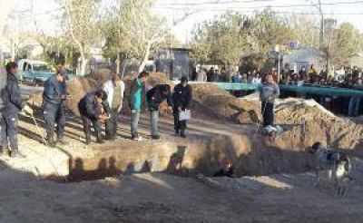 Sobrevivi� a un vuelco y ayer muri� decapitado en una obra�