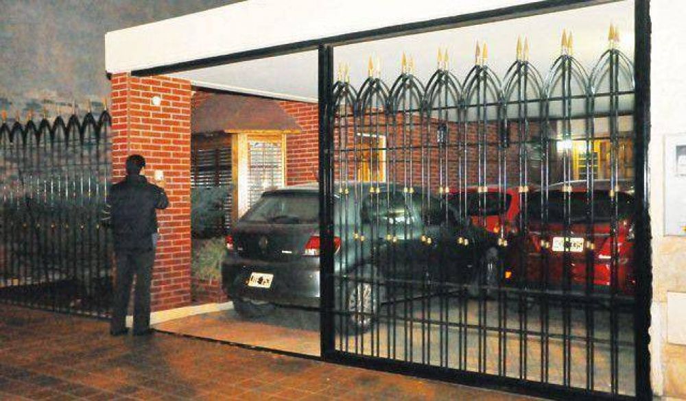 En espacio de dos horas roban joyas y $100.000 de una casa