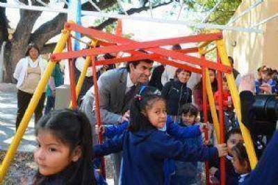 Juan Manuel Urtubey inaugur� el �rea de nivel inicial en la Escuela Roca 