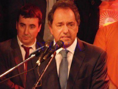 Scioli frente a sus j�venes de la Ola Naranja: 