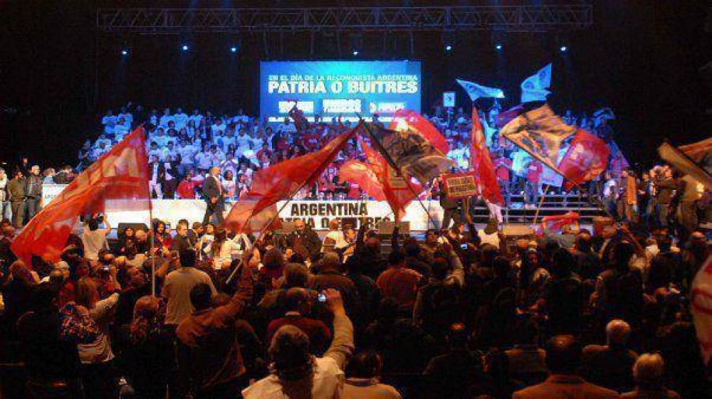 Bajo la consigna Patria o buitres comenz� el acto en el Luna Park