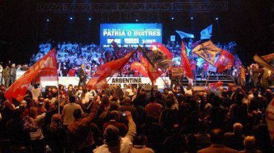 Bajo la consigna Patria o buitres comenz� el acto en el Luna Park