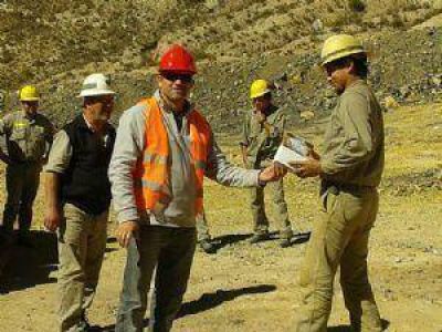 CAMYEN entreg� elementos de seguridad a trabajadores de Minas Capillitas