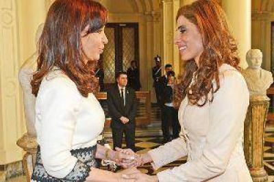 Claudia Zamora acompa�a a la Presidenta en su viaje a Paraguay