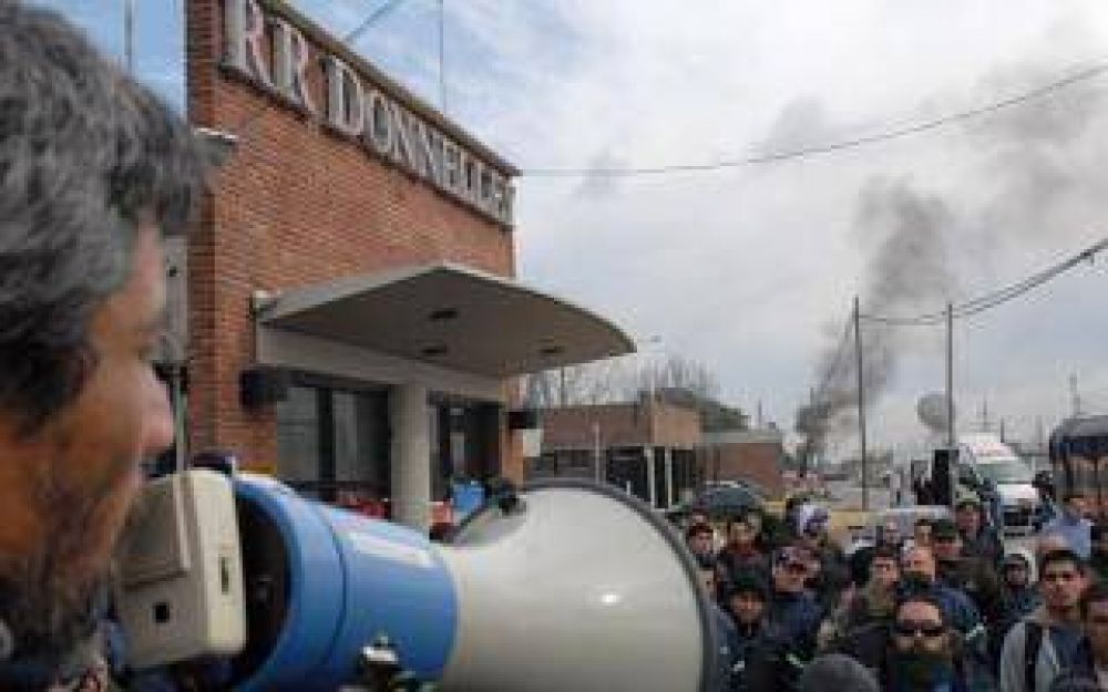 Conflicto Donnelley: Tomada recibe a los trabajadores de la imprenta