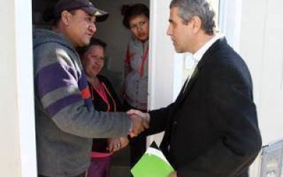 Intendente Ferraresi entreg� viviendas en Villa Azul