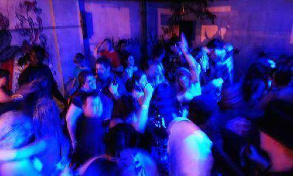 Clausuran local nocturno por presencia de menores y violaci�n del factor ocupacional