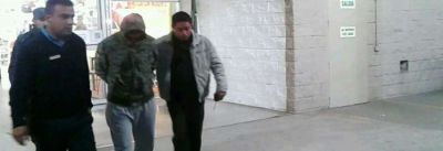 Efectivo del penal qued� detenido por robar guantes y pilas en el Easy