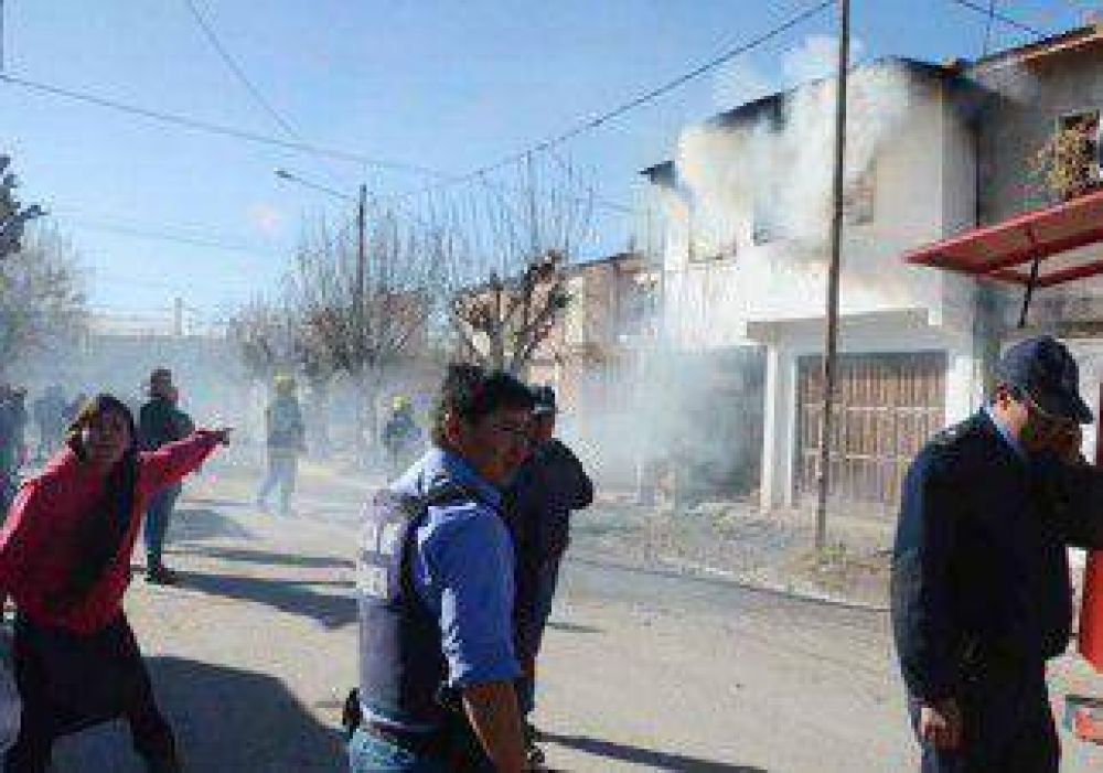Vecinos del TCI quemaron la casa de los Felipitos 
