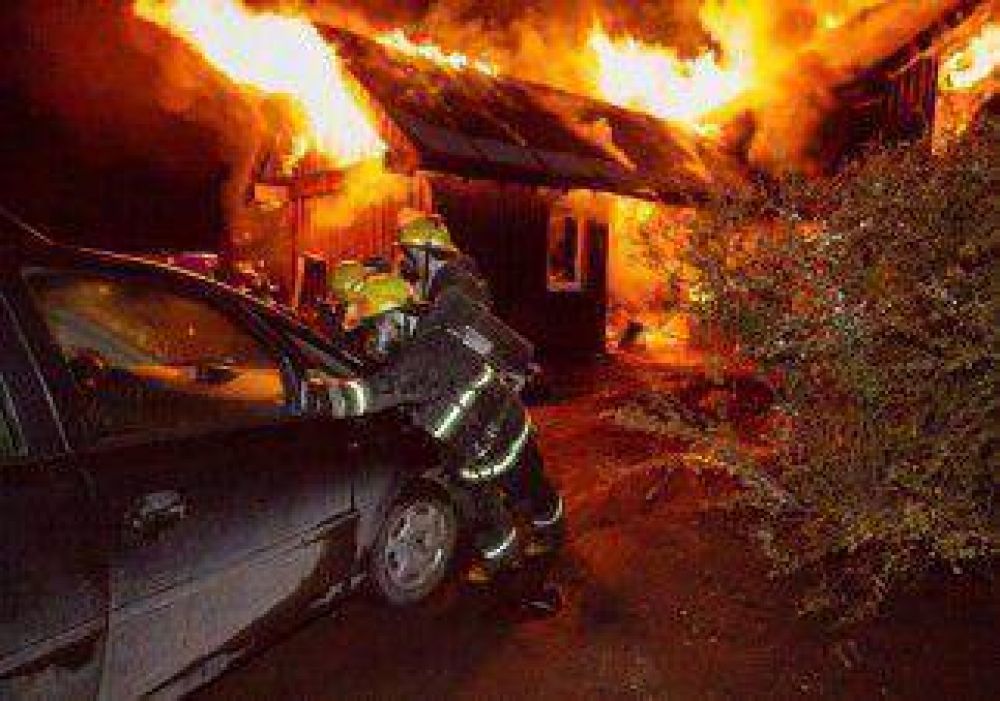 Feroz incendio destruy� una casa 
