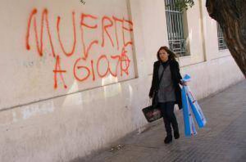 Fuerte repudio por una pintada contra Gioja