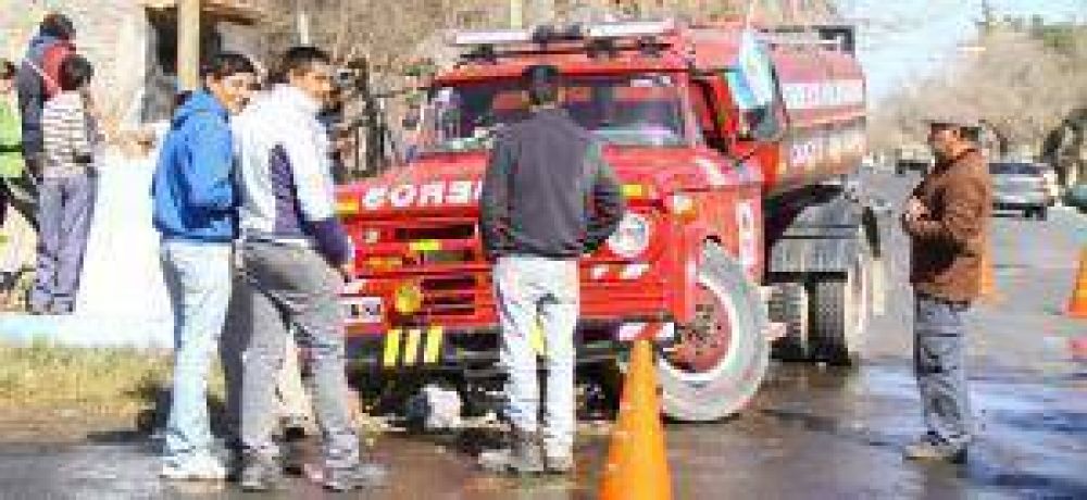 Un choque agrav� la crisis vehicular de los bomberos