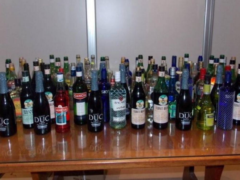 Secuestraron 98 botellas de alcohol a egresados, y los padres denunciaron a la Municipalidad