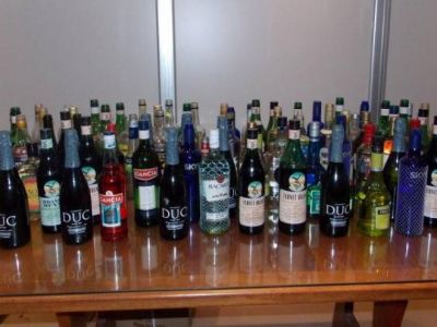 Secuestraron 98 botellas de alcohol a egresados, y los padres denunciaron a la Municipalidad