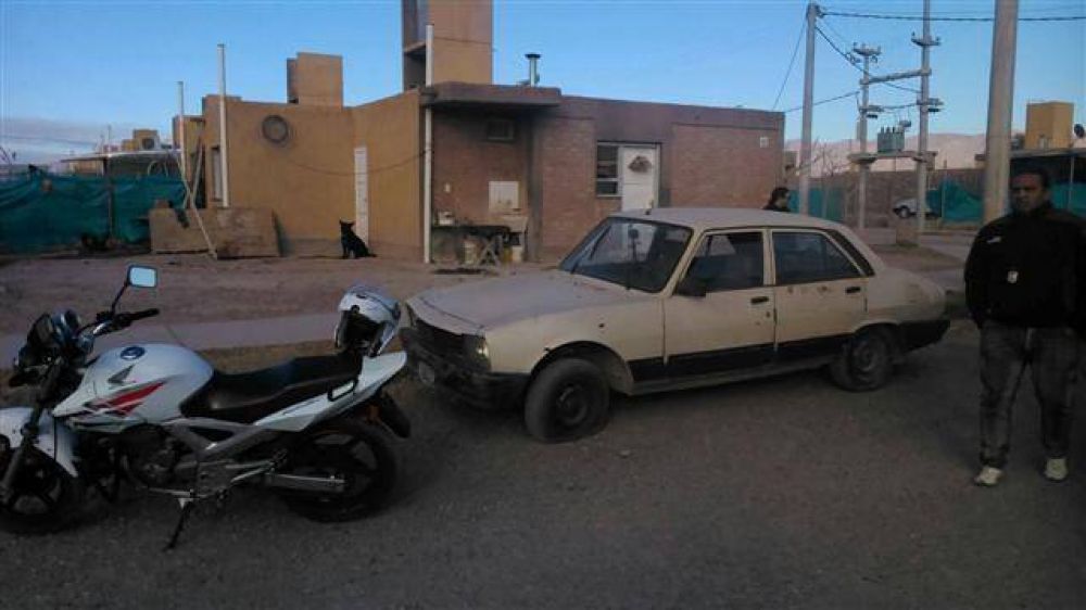Hallan un auto en Pocito con objetos robados