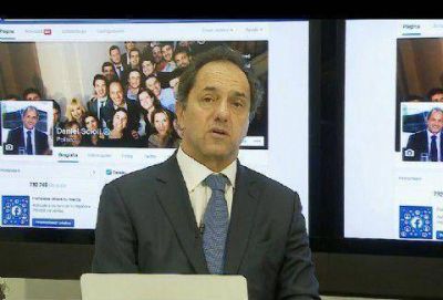 Respondiendo preguntas livianas y autorreferenciales, Scioli pas� por Facebook 