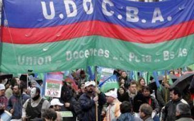 Docentes bonaerenses de Udocba marchan en La Plata