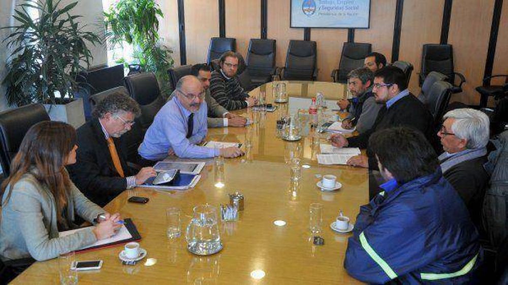 El Gobierno prometi� una soluci�n para los trabajadores de la gr�fica cerrada Donnelley