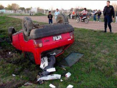 Conductor perdi� el control y un auto qued� con sus ruedas hacia arriba