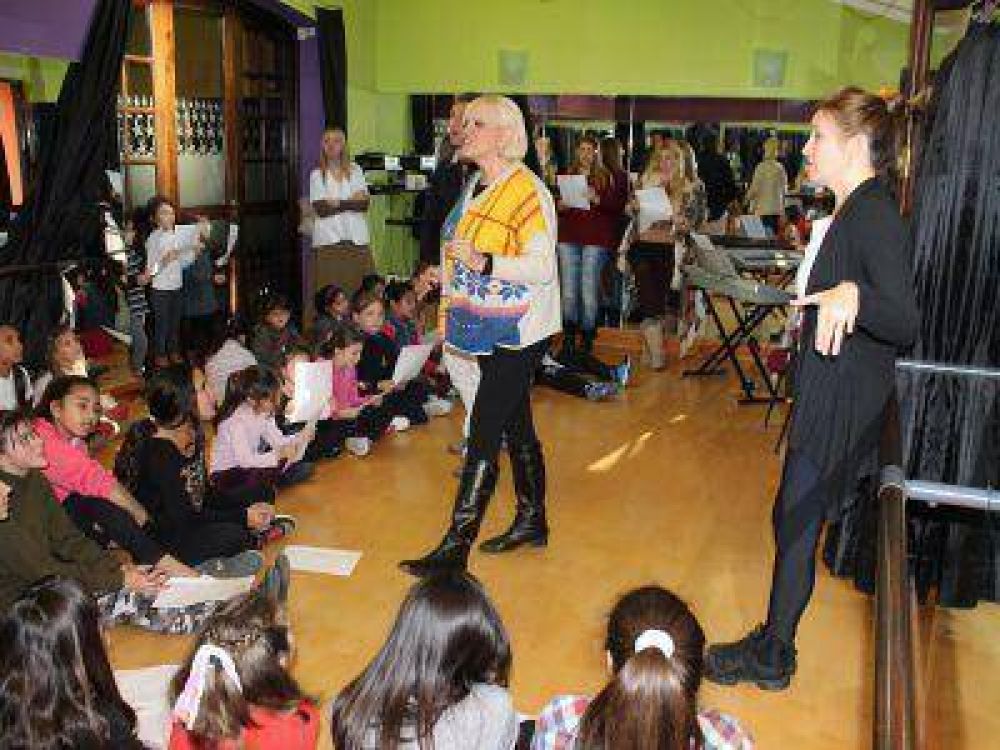 VALERIA LYNCH DIO C�TEDRA EN SU ESCUELA DE MAR DEL PLATA