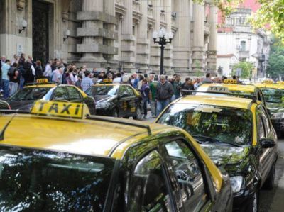 Con el aval del Ejecutivo, los taxistas van por una suba del 32 por ciento