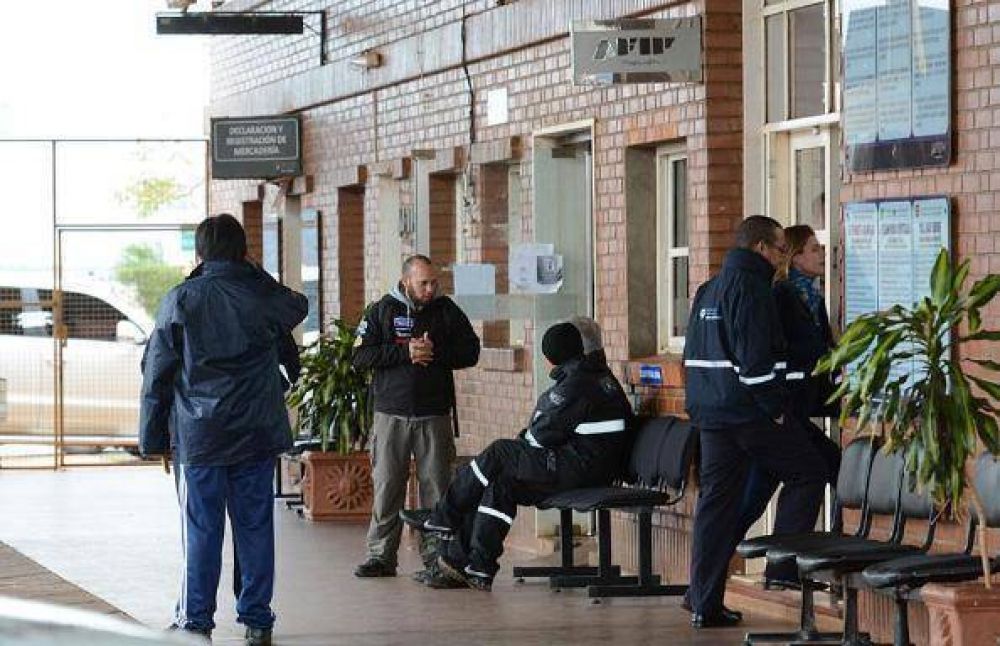 Trabajadores de las aduanas volver�n a realizar un paro