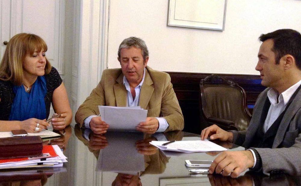 Cobos pide a la UCR que �ratifique� la alianza UNEN